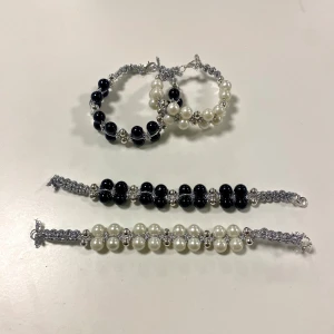 Silvrigt, svart och vitt pärlarmband  - 79kr/styck. Snygga armband med pärlor i svart och vitt. De har en flätad kedja och är stretchiga. Du kan få storleken anpassad lite efter din arm och hur du vill att den ska sitta! Skicka för mer bilder eller frågor! 💕