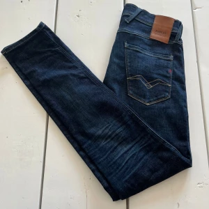 Mörkblå jeans från Replay - Snygga mörkblå jeans från Replay. Modell anbass. Storlek 30/32👌🏼