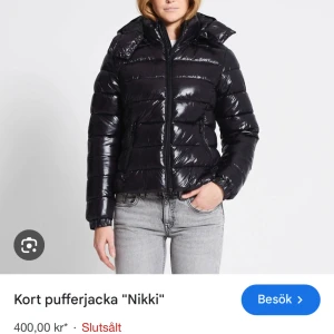 Kort svart pufferjacka (helt ny) - Snygg och trendig kort svart pufferjacka med dragkedja. Perfekt för vår/höst dagar Prislapp kvar. Helt slutsåld på lager 157