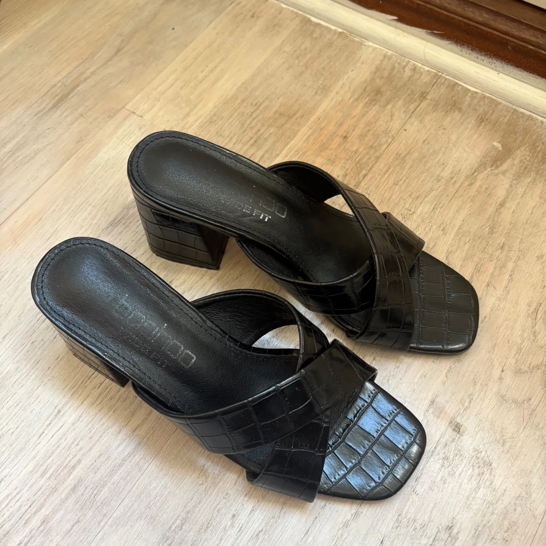 Svarta klackskor med krokodilmönster - 1