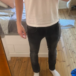 Nudie jeans ”Thin finn” - Svarta/gråa jeans från Nudie i modellen Thin finn. Storleken är W31 L32, på bilden är jag 183 och väger 74kg. Jeansen är i mycket bra skick. 
