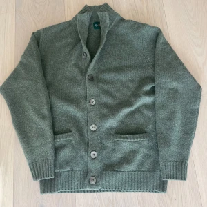 Alan paine tröja - Säljer denna feta Alan paine tröja(cardigan) storlek M, nypris ligger på 2400. En liten defekt på sista bilden men inget stort🤩