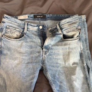 jeans från Replay - Ett par ljusblåa replay jeans, säljer pågrund av att jag inte gillar slim fit jeans längre. Ligger ute för 500 men vid snabb köp kan ja gå ner lite. Bra skick men inte 10 av 10. Skriv om ni är intresserade. Storlek 32/32. modell:Anbass 