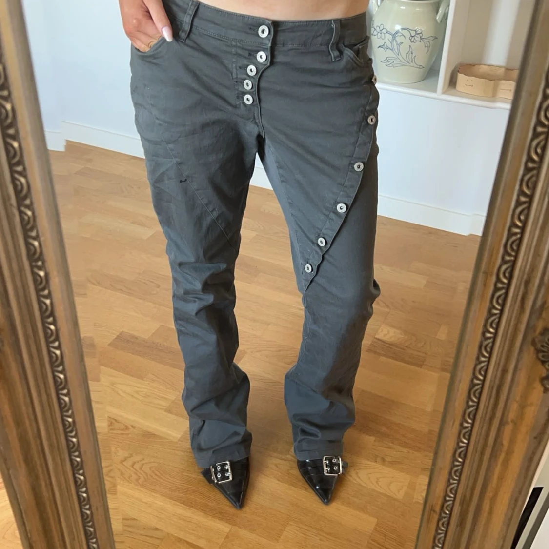 Bootcutjeans med knappar - 1