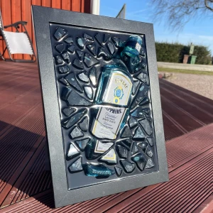 Bombay Sapphire Gin Tavla - Vi på Epoxy Creations specialdesignar en tavla just för dig! Bombay saphire är en av vår mest sålda tavla med dess blåa vackra färg. Obs alla tavlor är unika och ser inte exakt ut som på bilden.