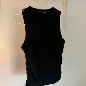 Svart ärmlös topp från Shein - Snygg svart ärmlös topp från Shein. 