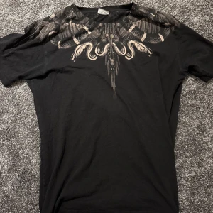 Marcelo Burlon t shirt - Hej! Söljer en Marcelo Burlon Tisha i storlek XS men passar S och ej xs. Bra skick, hör av er vid frågor.