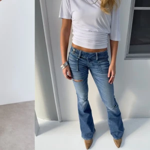 Superlow bootcut jeans   - Low waist bootcut jeans med slitningar från Gina Tricot Young 14+ i storlek S. Prislappen är borta men de har aldrig använts💕är helt slutsåld på hemsidan! Regular modell!!
