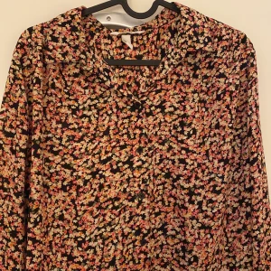 Blommig blus från hm - Fin blommig blus från hm. Aldrig använt. Storlek M.