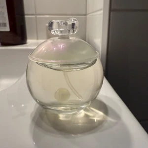 Noa EdT från Cacharel - Helt ny. Tyvärr utan förpackning. Två spray tagna för att känna doften. 30 ml. 