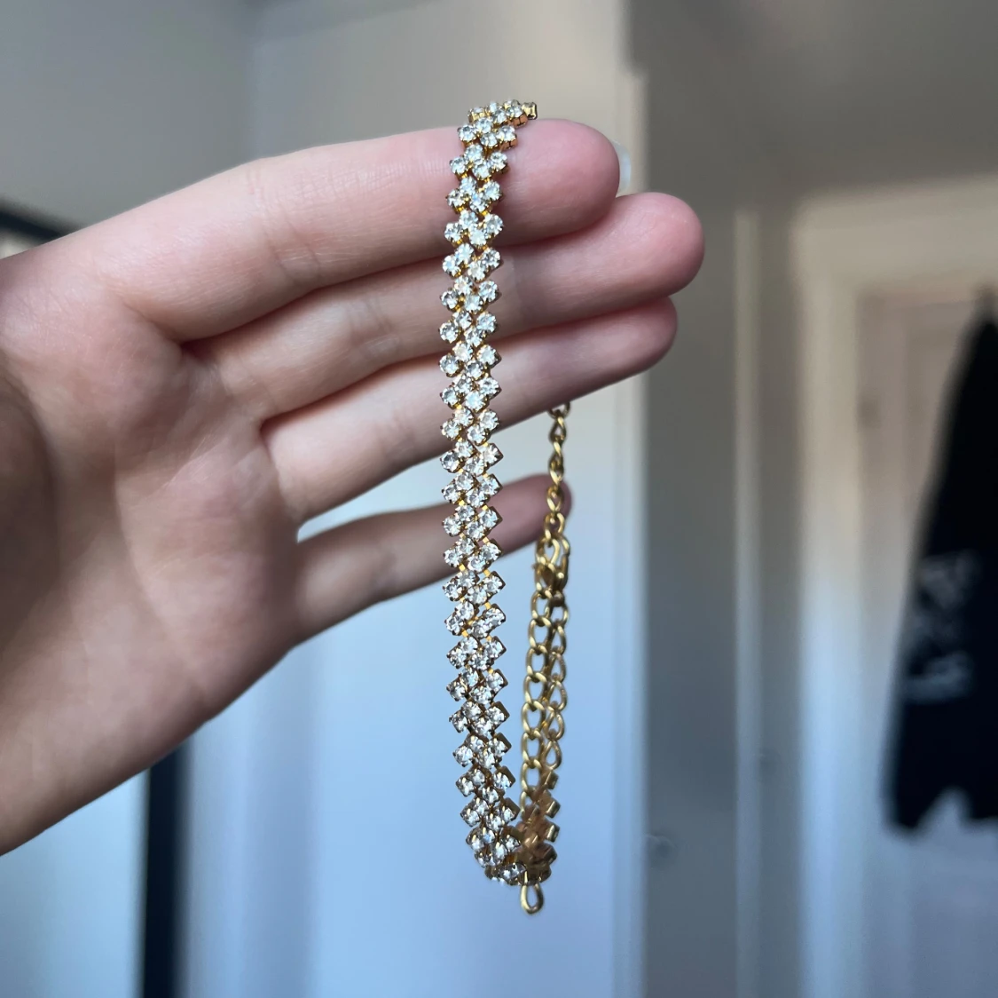 Glittrig fotlänk i guldfärg - 1