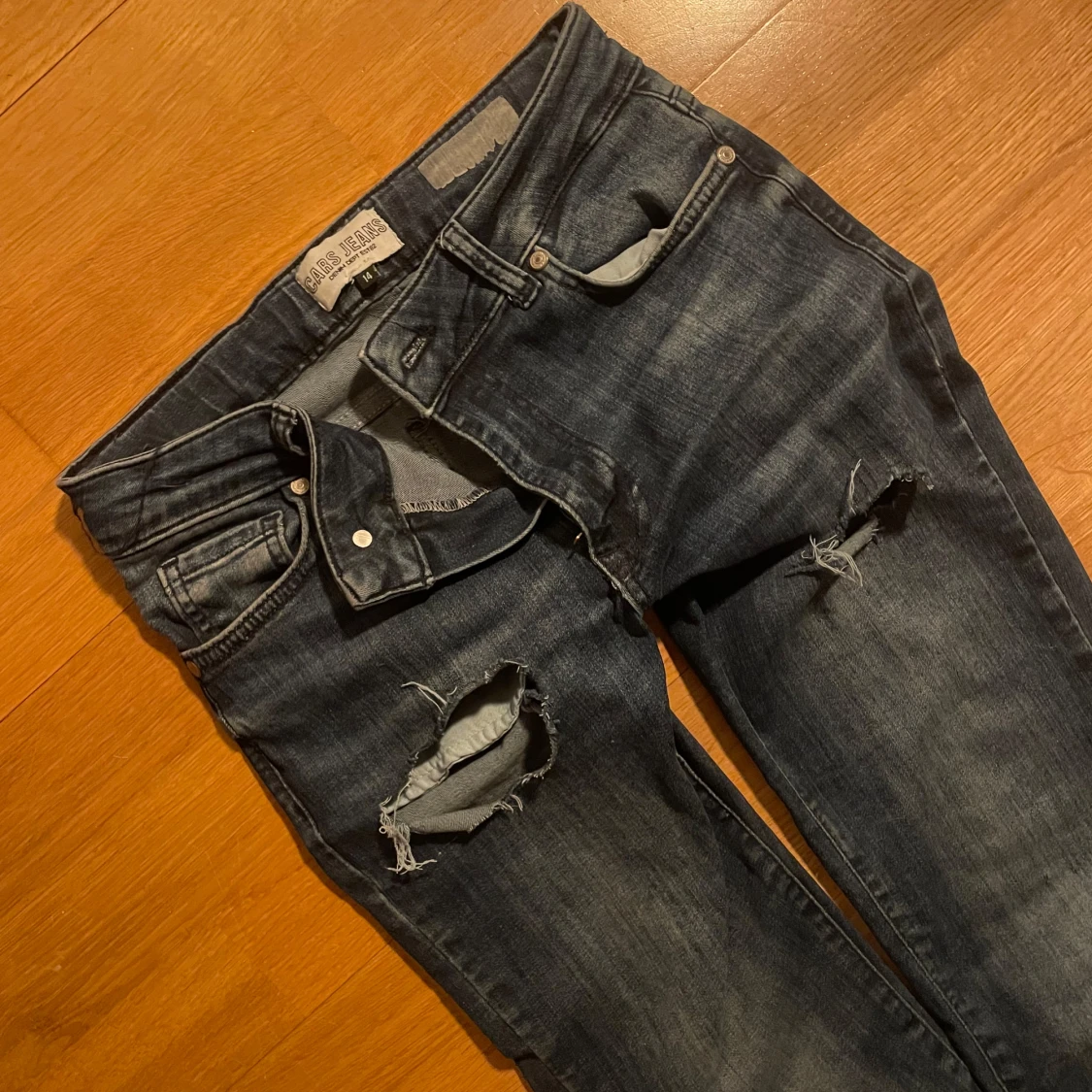 Mörkblå jeans med slitningar - 3
