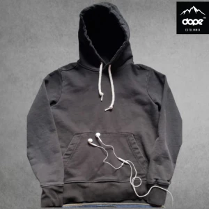 Tvär fet Dope Hoodie💯🙏 - Säljer en svart hoodie från Dope med justerbar huva och vita snören. Perfekt för en avslappnad stil. Den har en liten logga på sidan och är gjord i ett mjukt material. Storlek är XS den är riktigt skön o ha på sig💯