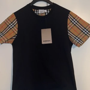 Burberry t shirt - Svart burberry t shirt helt oanvänd i storlek S även top kvalitet är lätt att på att sänka pris o göra en smidig affär! Kan gå ner till bra pris! 