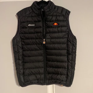 Svart dunväst från Ellesse - Tjena, säljer nu en svart Ellesse dunväst i storlek M. Endast använd ett par gånger och i nyskick! Säljer den eftersom den inte kommer till användning. Hör av dig vid frågor eller intresse tack på förhand 