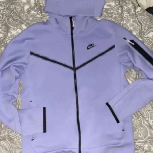 Lila Nike Tech Fleece - Storlek S, passar också M. Jättebra skick, inget trasigt!