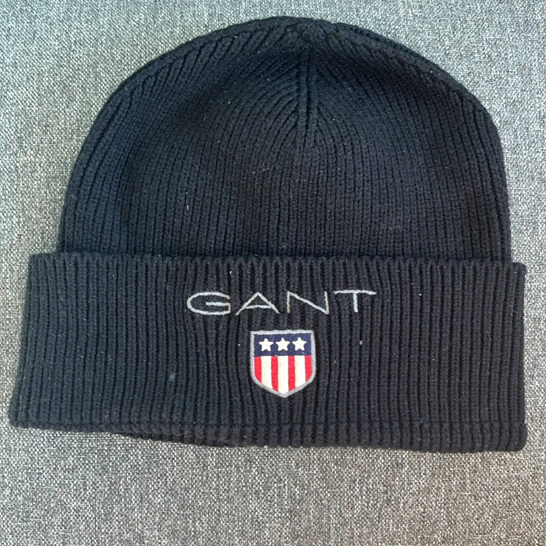 Svart ribbad mössa från GANT