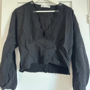 Svart spets blus  - Blus från Zara i storlek M, som är använd ett fåtal gånger.