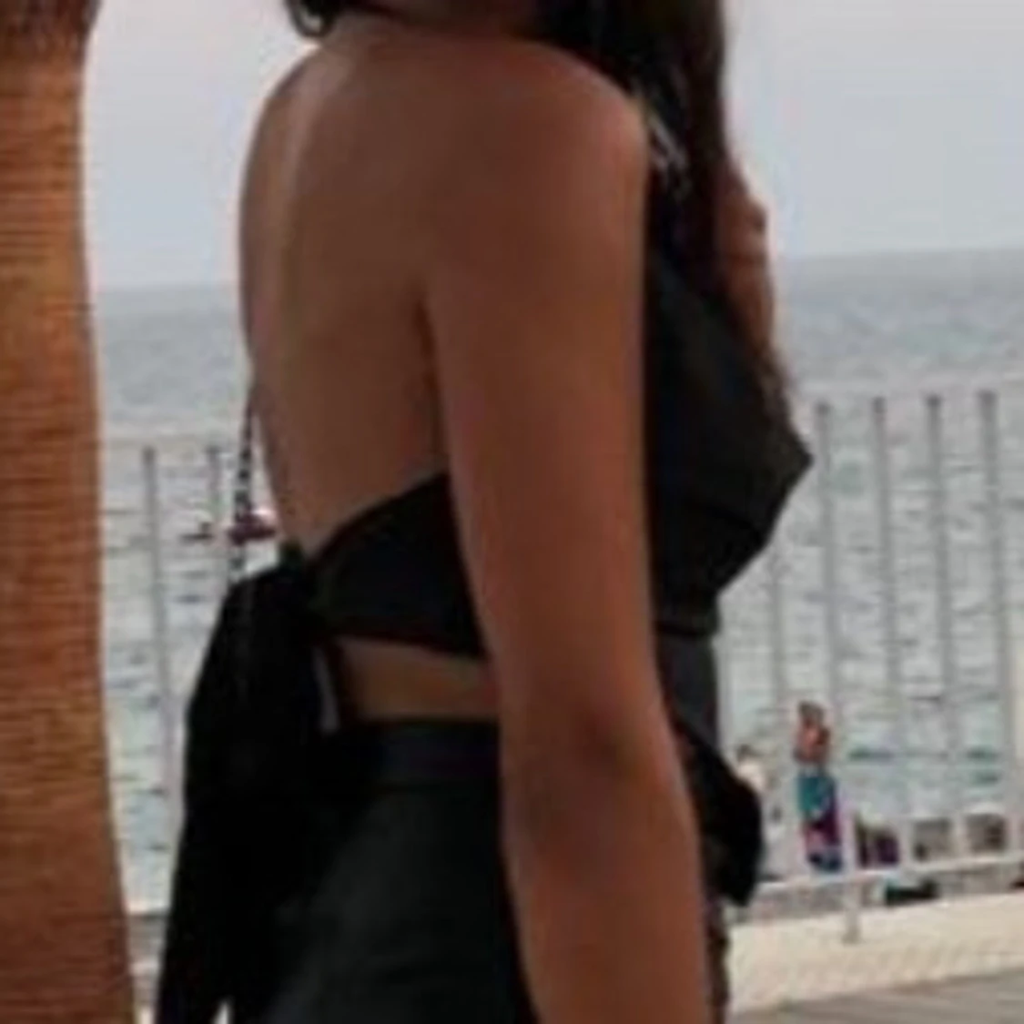 Svart axelbandslös topp - 1