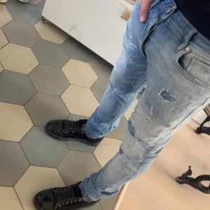 Jack and Jones jeans, modell. Glenn  - Säljer ett par knappt använda jeans från Jack and Jones i modellen Glenn. Riktigt feta och trendiga. Storlek: L30 W30 