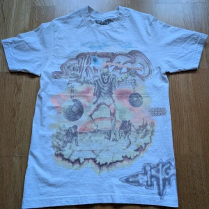 Vit t-shirt från Travis Scott - Säljer en vit t-shirt från Travis Scott med ett unikt tryck på framsidan och turnélistan på baksidan. Tillverkad i 100% bomull.. Storlek S. Bara använd 1 gång under konserten.
