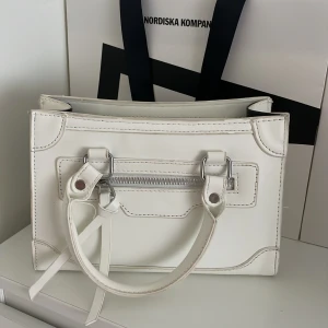 Väska  - Vit mini väska från Shein, använd ett antal gånger men i bra skick. Axelband medföljer ej.