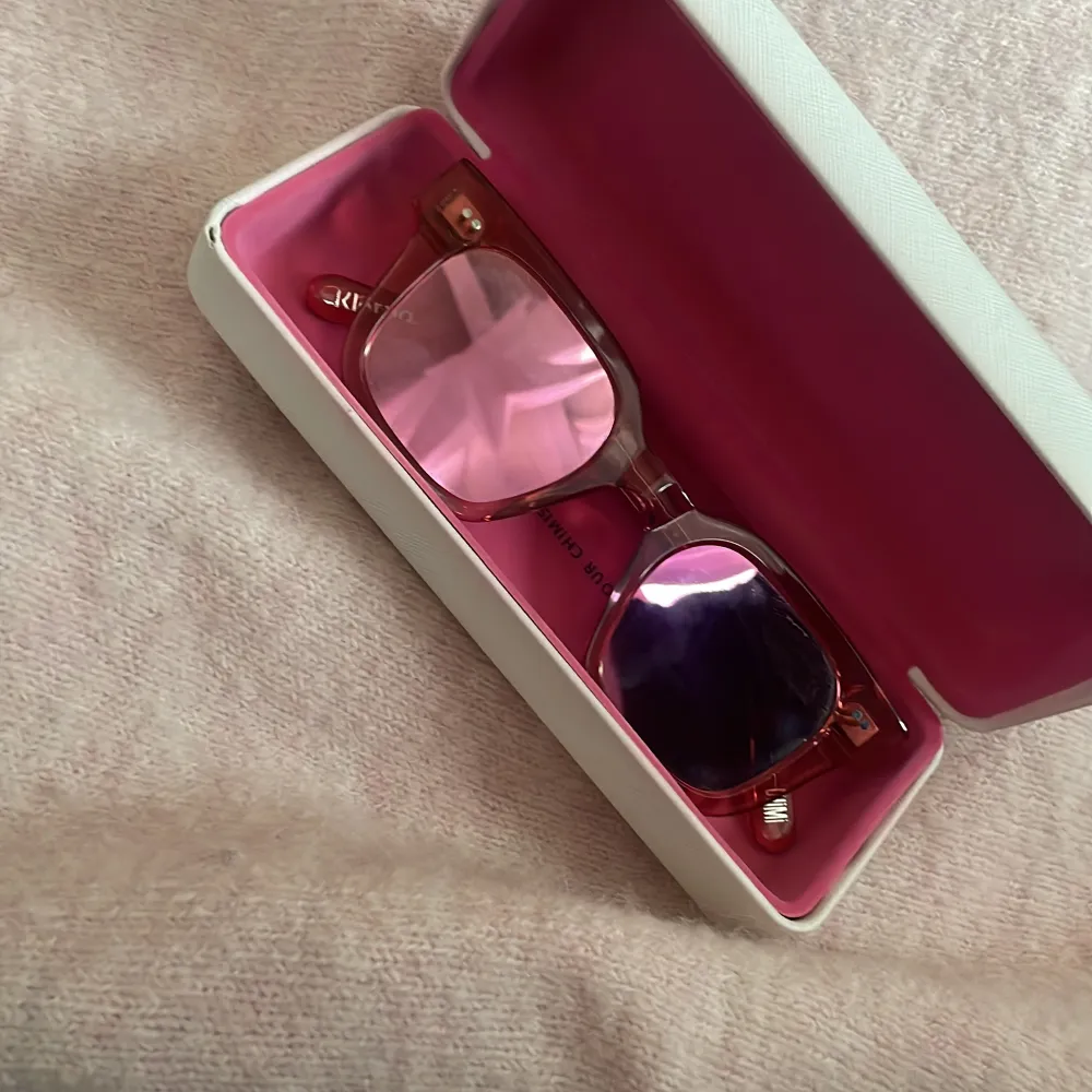 CHIMI model 04! Snygga rosa solglasögon från CHIMI med fyrkantig form och glittriga detaljer på skalmarna. Perfekta för att ge en färgklick till din outfit. Kommer i ett stilrent fodral. Aldrig använda! Säls inte längre! Har spegel glas!💖 Pris kan diskuteras! Betalning via swish!💖. Muu.