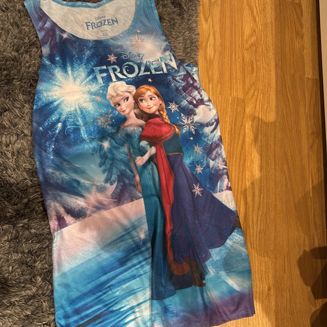 Blå ärmlös klänning med Frozen-motiv