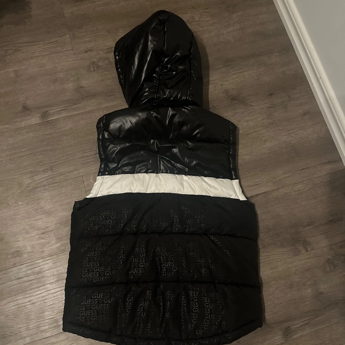 Svart dunväst från Guess - 2