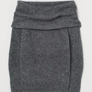 Offshoulder tröja - Säljer en stilren grå offshoulder tröja med långa ärmar. Perfekt för en trendig look. Passar bra till både jeans och kjol. använd 2-3 gånger. Hör av dig vid intresse! 