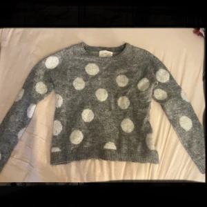 Grå bomulls tröja med vita prickar - Bekväm bomulls tröja, passar perfekt till en lite varmare vinterdag då den är rätt så tunn av sig.