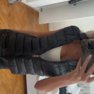 Väst - Säljer denna så fina västen från Mango, perfekt till vår å sommar❤️Typ aldrig använd