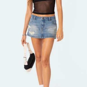 Jeanskjol från edikted - blå jeanskjol med slitna detaljer och klassisk femficksdesign. Kjolen är helt ny och i storlek M.