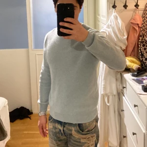 Ljusblå kashmirtröja från Soft Goat - Storlek S, jag är 173cm lång. Säljer en stilren ljusblå kashmirtröja från Soft Goat. Tröjan har en klassisk rund hals och långa ärmar, perfekt för kyligare dagar. Den mjuka kashmiren ger en lyxig känsla och passar bra till både jeans och chinos.