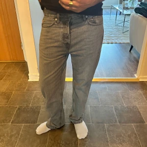 Grå jeans  - Ett par grå jeans stolek 32/32 från Lager 157. Skicket är i 9/10 och modellen kallas för ”Seattle” och är lite loose. Jeansen köptes för 400kr och säljs för 300!