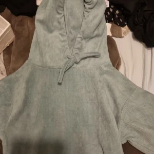 Grön hoodie från Hound - Säljer en snygg grön hoodie från Hound. Den har en bekväm passform med en praktisk huva och dragsko. Perfekt för en avslappnad stil.