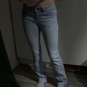 Mid waist bootcut jeans från gina - Snygga ljusblå jeans från Perfect Jeans med en klassisk design. De har en tight passform och är tillverkade i denim. Perfekta för en stilren look.