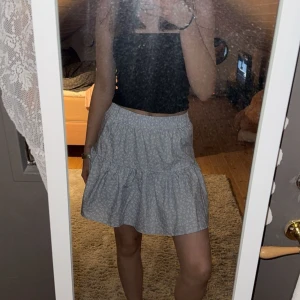 Blå somrig kjol  - Fin kjol från SHEIN i storlek S. Aldrig använd. Perfekt strand kjol 