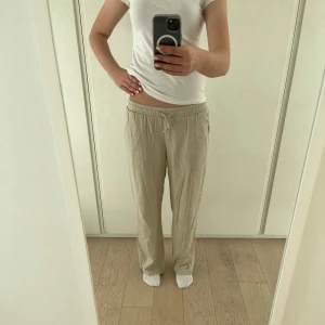 Beiga linnebyxor - Beiga linnebyxor från Lindex i storlek 12-13 år. Passar mig på bilden som har storlek xs och är ungefär 165 lång💕💕Skriv vid frågor💕