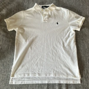 Ralph lauren piké  - Säljer nu en riktigt snygg Ralph lauren piké👕| Den sitter som s/m. | Den är riktigt bra skick, 9,5/10🔥| Bara att skriva vid minsta fundering📝| Skickar alltid inom 24h📦