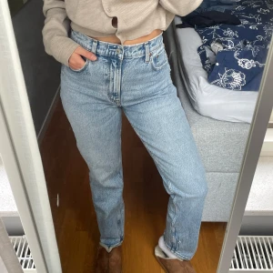 Blåa Raka jeans straight - Abercrombie & fitch - Otroligt snygga jeans med raka ben från Abercrombie & fitch, kollektionen ”curve love”, formar kroppen otroligt fint! Lite stretch, storlek Waist 28, regular/normal längd. Jag är 169cm lång. Bara använda fåtal gånger, inga defekter, mycket bra skick.