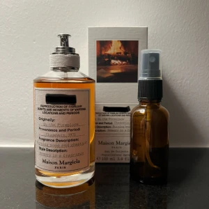 Maison Margiela By The Fireplace - Säljer 30ml av Maison Margiela By The Fireplace. Parfymen kommer i en högkvalitativ glasflaska med UV-skyddat glas. Detta ger extra bra skydd till doften. Skriver även ut etikett till parfymen så det ser bättre ut i skåpet;) Kvitto finns