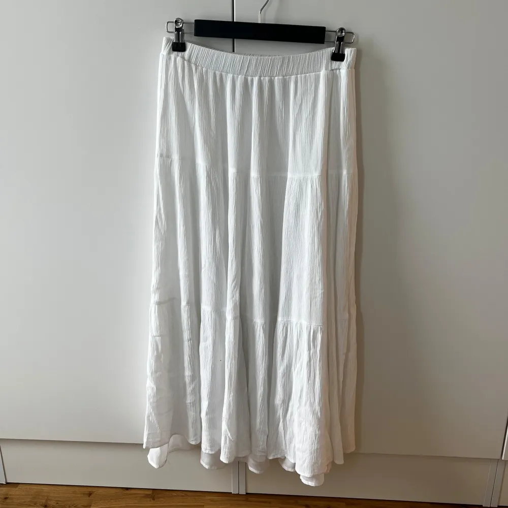 Vit långkjol. Knappt använd. Storlek S.. Hameet.