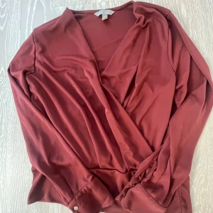 Vinröd blus  - Superfin vinröd blus från H&M! Jättebra skick! Hör av er vid ytterligare frågor! 