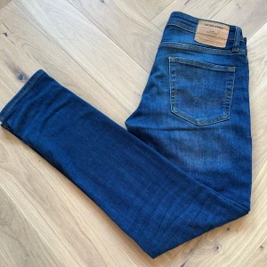 Jack & Jones jeans - Säljer dessa snygga blå jeans från Jack & Jones i modellen Slim/Glenn och storleken 29/32. Skick 8/10. De har en slim passform och är i ett superstrech material. Orginal pris - 900kr Vårat pris - 269kr. Priset är ej hugget i sten! Skriv vid minsta lilla fundering!🙌