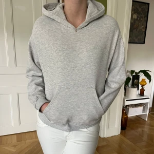 Ljusgrå hoodie - Grå hoodie i bra skick, pris kan diskuteras😊
