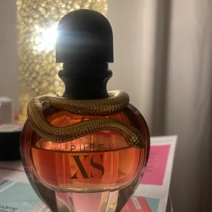 Pure XS Eau de Parfum  Paco Rabanne - Paco Rabanne Pure XS For Her.  Flaskan är i storlek 50 ml, se bilder för att se hur mycket som är kvar. 