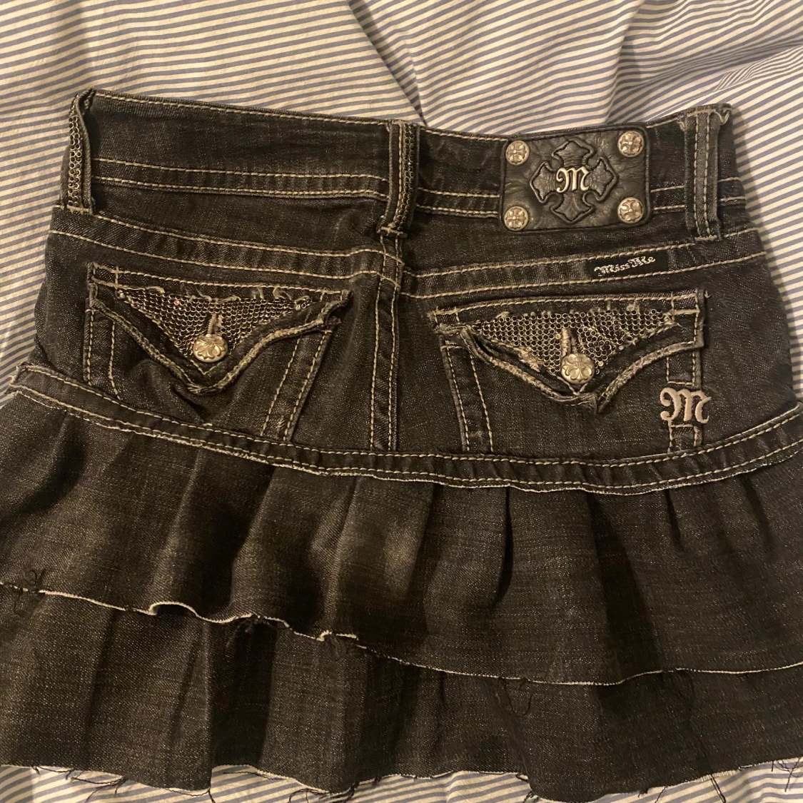 Svart jeanskjol med volang från Miss Me