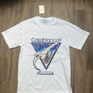 Casablanca T-shirt - Säljer denna helt nya Casablanca t shirt. Perfekt nu till sommaren. Pris kan diskuteras och fler bilder finns