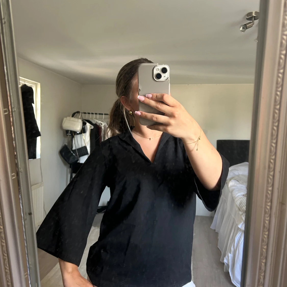 Svart blus från My Essential Wardrobe